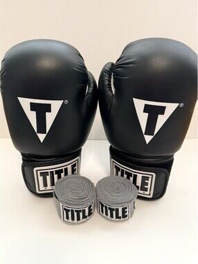 TITLE 10 oz Boxing Gloves Black White Training Sparring w/ Hand Wraps EUC